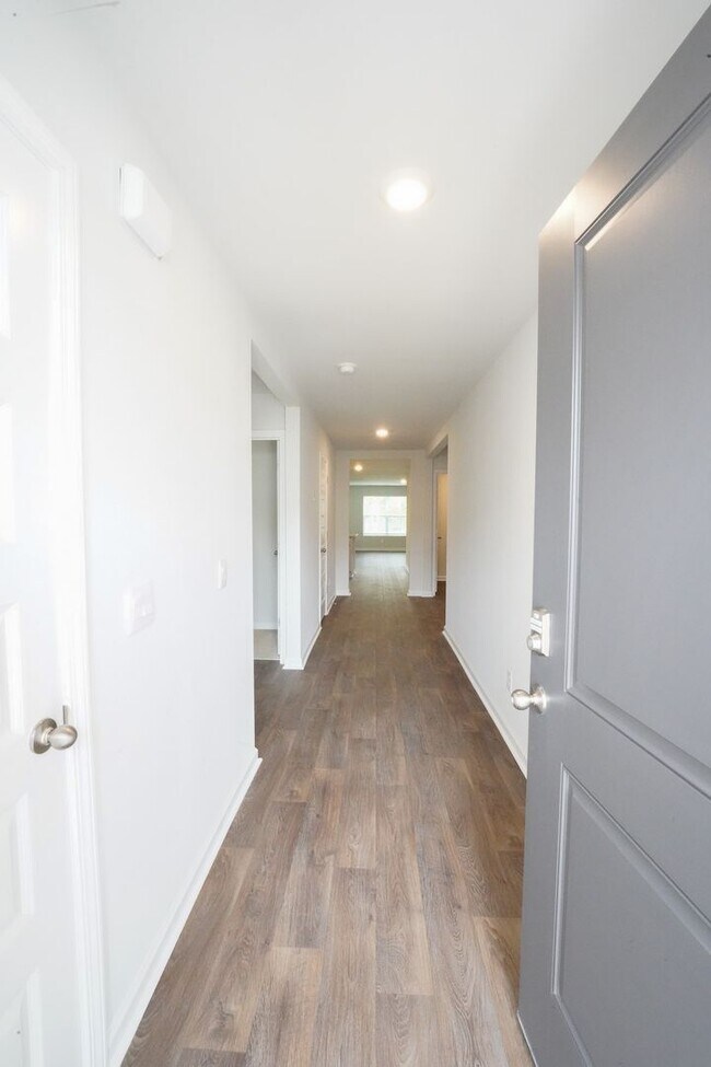 Foto del edificio - Available Now!