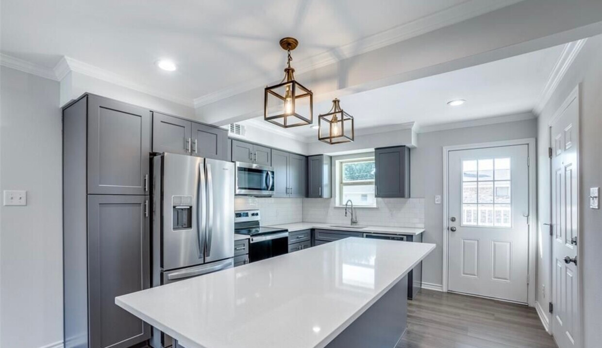 Kitchen Island - 5076 Matilda St