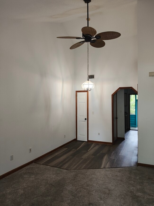 Building Photo - 568 Mary Lou Ave