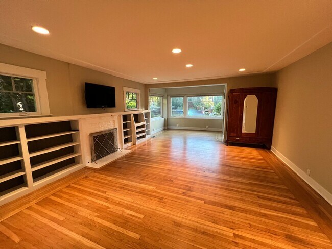 Building Photo - CHARMING TWO BED / ONE BATH HOME ONE BLOCK...
