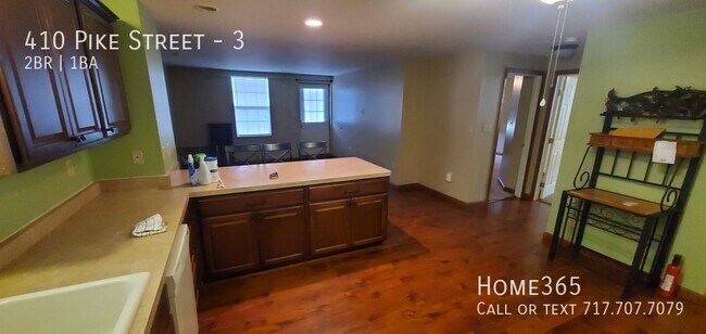 Building Photo - Charming 2 Bedroom