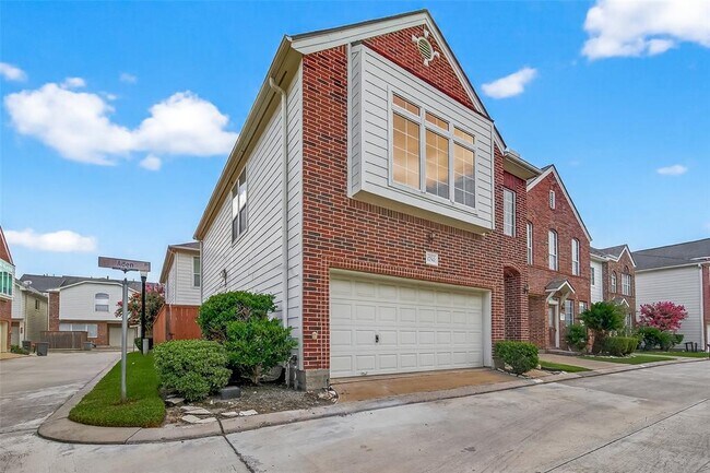 Building Photo - 1750 Aden Dr