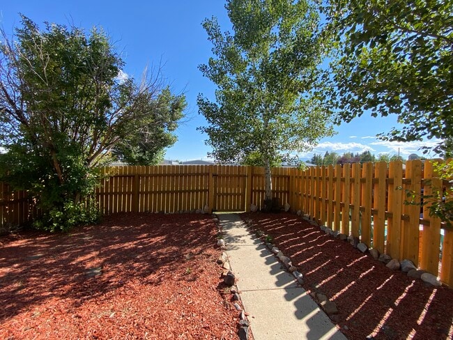 Fenced Yard w/gate to green common area - 2944 Sheridan Ave