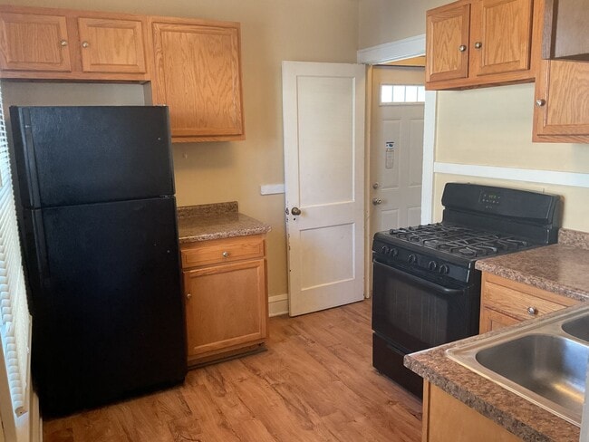 Building Photo - Charming 2+ Bedroom Single Family on a gre...
