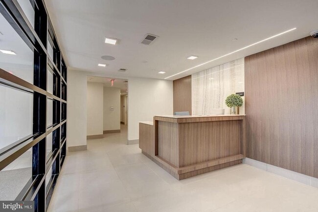 Building Photo - 1411 Key Blvd