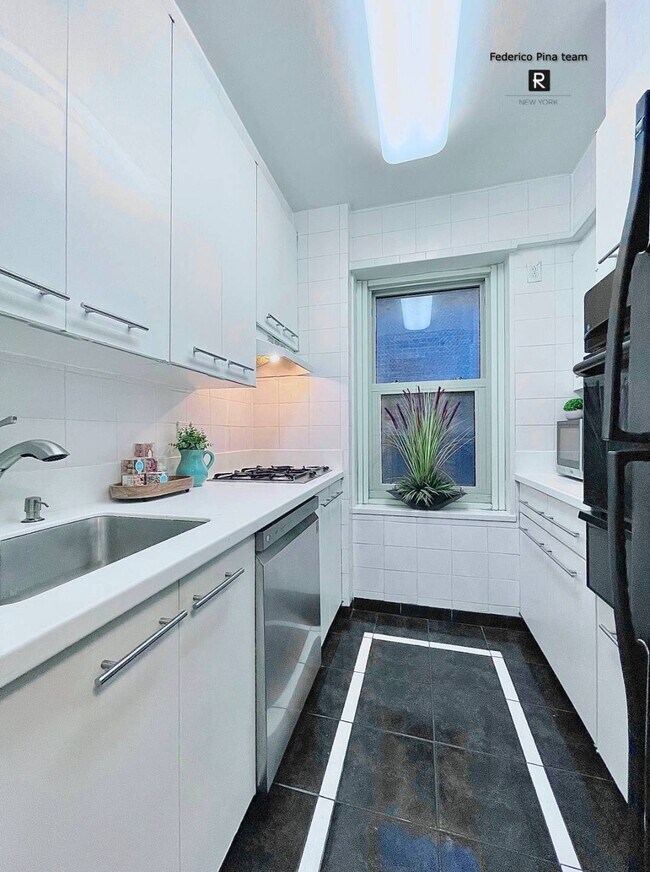 Building Photo - 159 W 53rd St