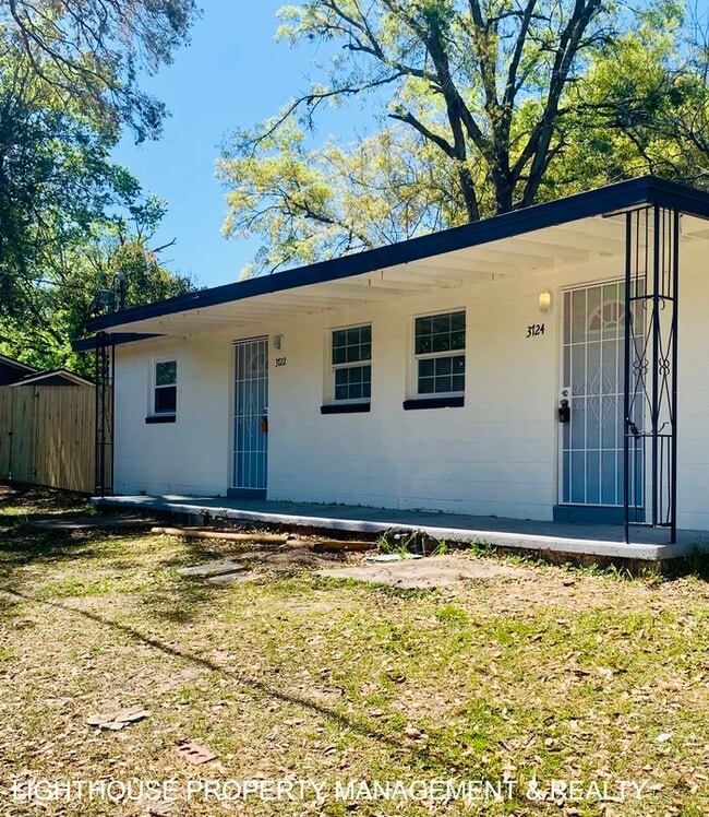 Building Photo - Comfortable Living and Style!