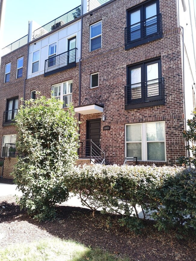 Foto del edificio - Modern End-Unit Townhome located in the Ce...