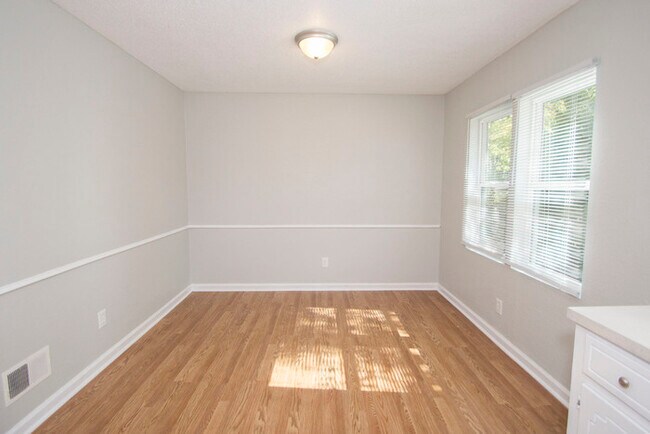 Foto del edificio - 2504 Banner Hill Rd