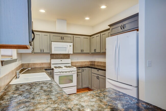 Building Photo - 2 Bed 2 Bath Single-Level Home (55 & over Community) Landscaping Included