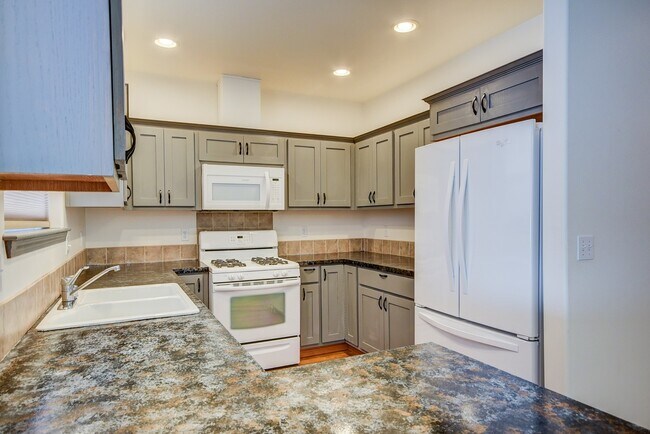 Foto del edificio - 2 Bed 2 Bath Single-Level Home (55 & over Community) Landscaping Included