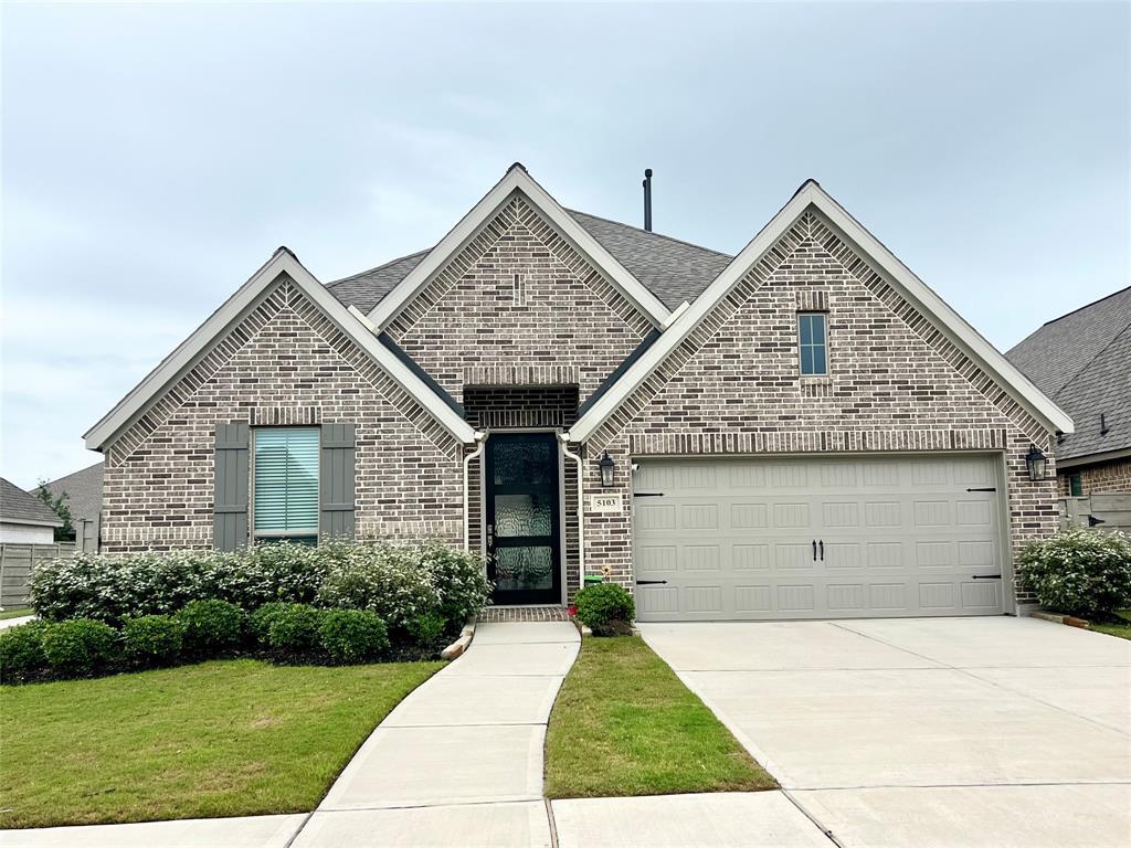 Foto principal - 5103 Walnut Grv Ln