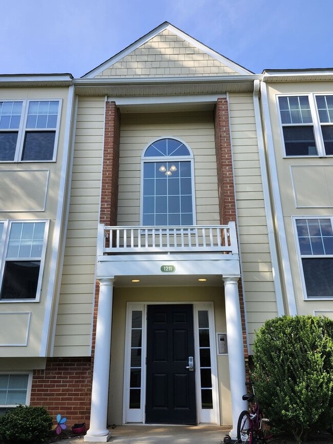 Building Photo - 1211 Villa Ln