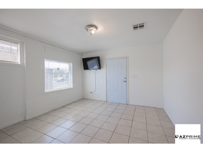 Foto del edificio - Step into comfort and simplicity with this...