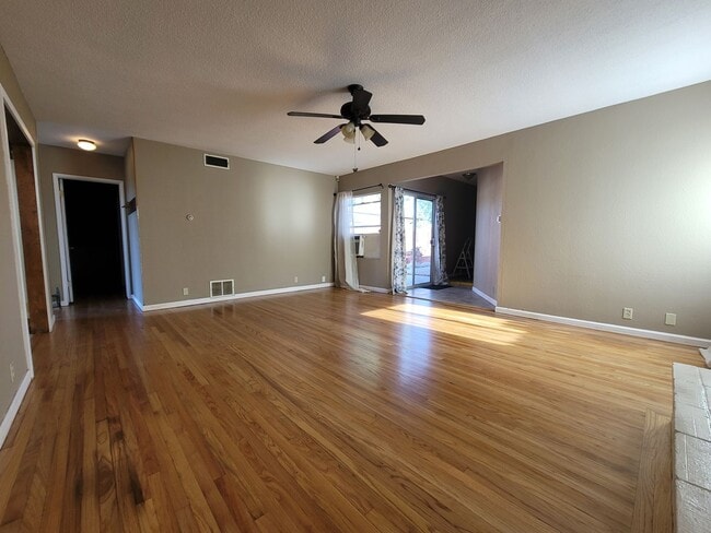 Building Photo - Single-Story 4-Bedroom Apartment in Yucaipa!