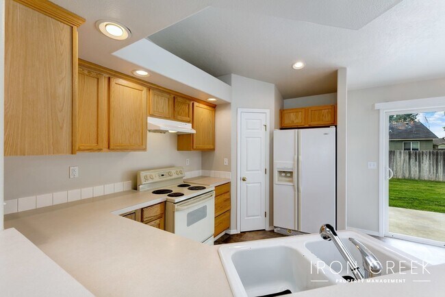 Building Photo - Welcome to this charming, centrally locate...