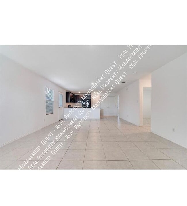 Foto del edificio - 2525 Russell St