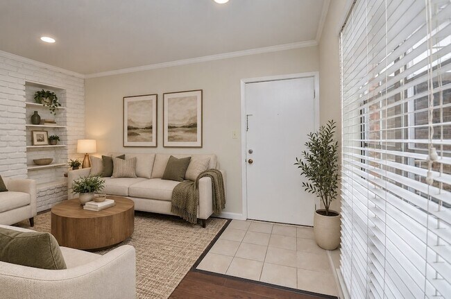 Building Photo - 2121 Fountain View Dr
