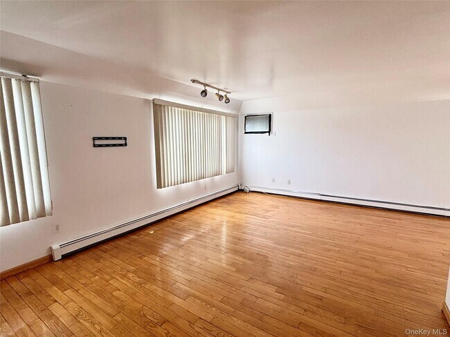 Foto del edificio - 177-45 Meadow Rd