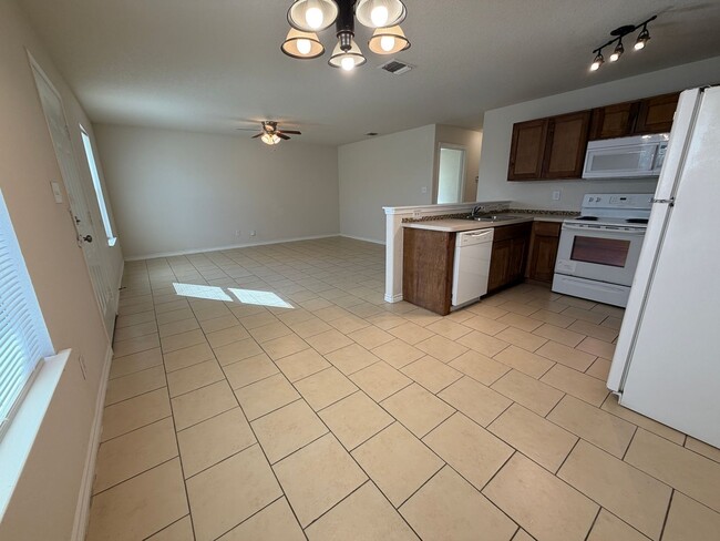 Building Photo - 3 bedroom, 2 bath with no carpet in a cul-de-sac street!