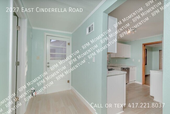 Building Photo - 2027 E Cinderella St