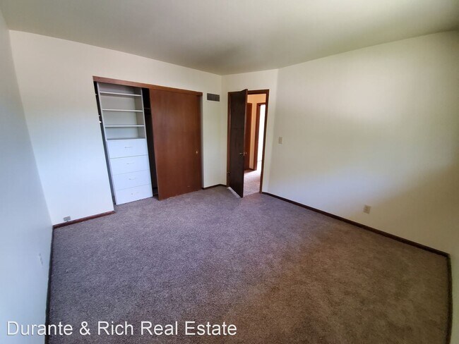 Building Photo - 3 br, 2 bath House - 5005 N 106th St