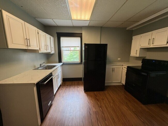 Building Photo - Updated 2-Bedroom Apartment with Spacious Rooms and Private Lower-Level Layout