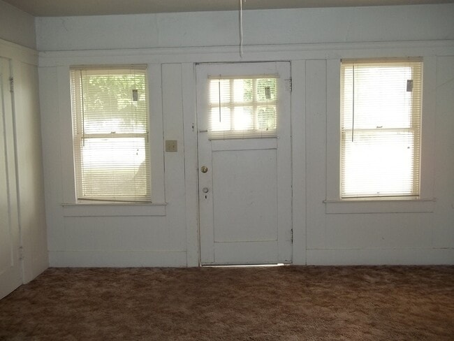 Building Photo - Affordable 1 bedroom 1 bathroom home on Marks and McKinley.