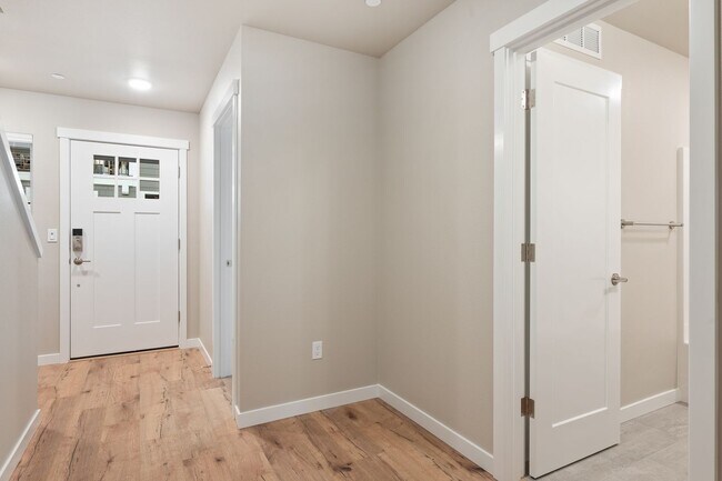Building Photo - NEW Bothell Townhome | 4 Bedroom | $3,900