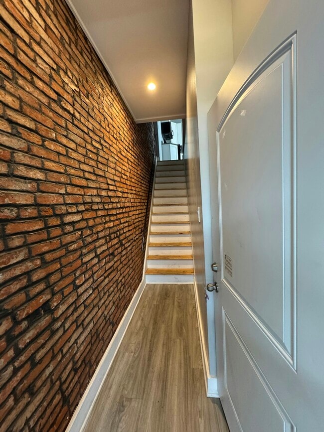 Building Photo - 1522 N Willington, Unit 2
