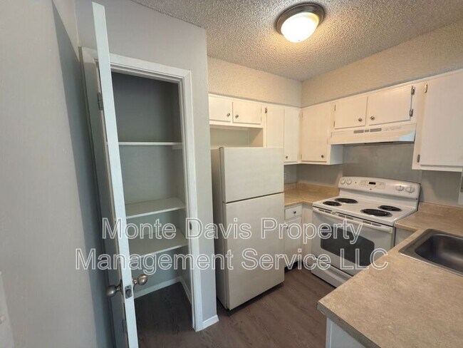 Foto del edificio - 8907 Parkfield Dr