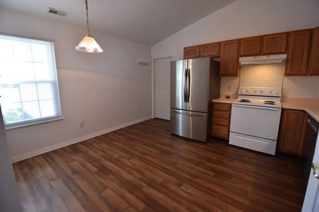 Foto del edificio - Three Bedroom Home In Greenfield