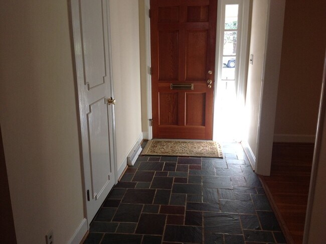 Building Photo - LARGE BUENA VISTA HOME!
