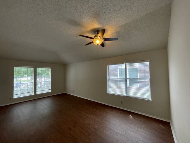 Building Photo - SPACIOUS HOME - NEW FLOORING! - 2 LIVING A...