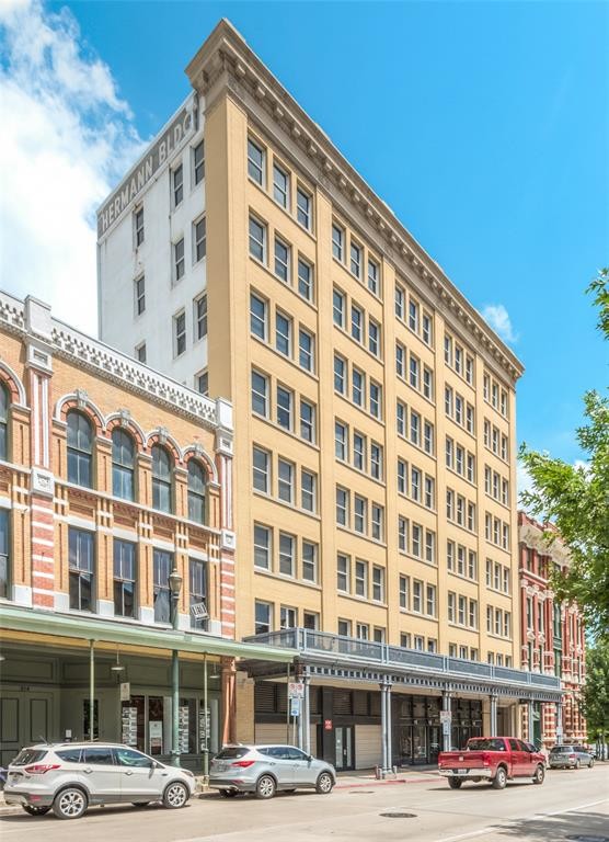 Building Photo - 204 Travis St