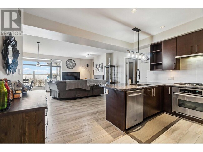 Photo du bâtiment - 14300 Riverport Way
