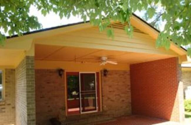 Building Photo - GLORIOUS 4 BEDROOM BEAUTY!