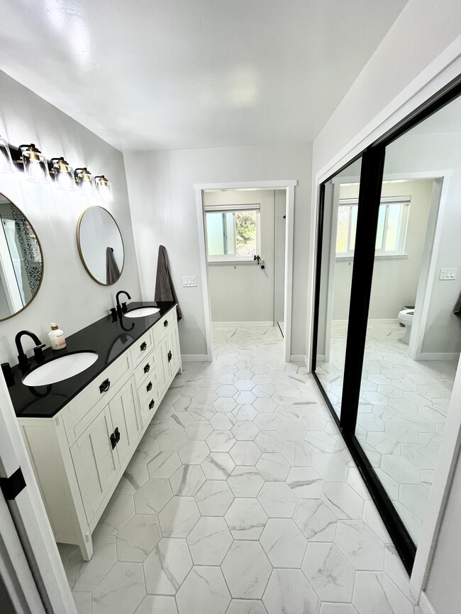 master bathroom - 4526 California Blvd