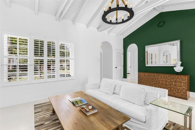 Foto del edificio - 712 NE 72nd St