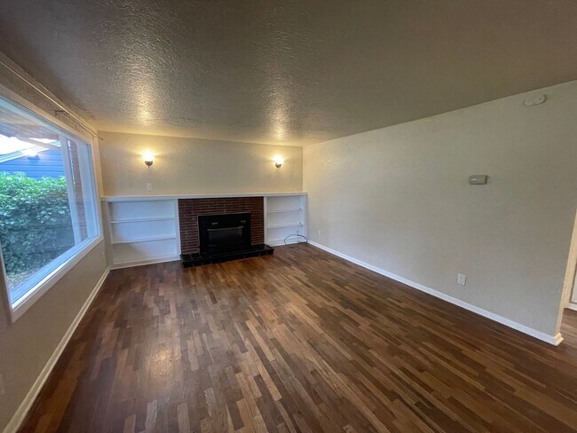 Foto del edificio - --APPLICATION PENDING--   Comfortable and well-located, this 3-bedroom, 1.5-bath single-family ho...