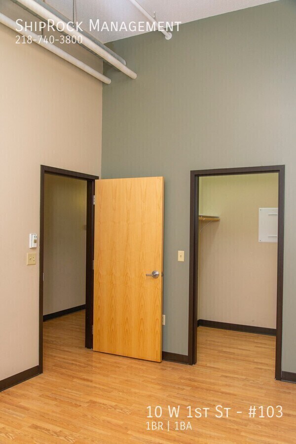 Building Photo - 10 W 1st St