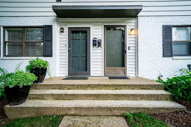 Foto del edificio - Charming 2-Bed Condo with Hardwood Floors in Vibrant Asheville