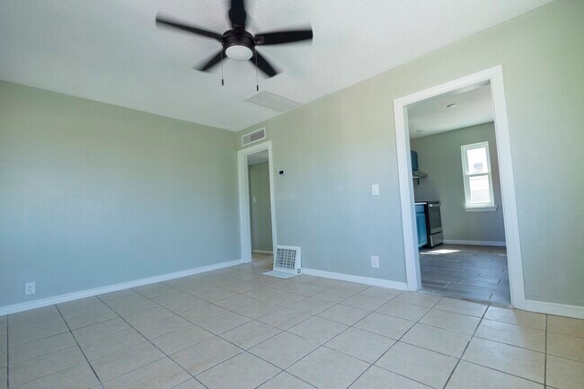 Sala de estar - 1200 Chadbourne St