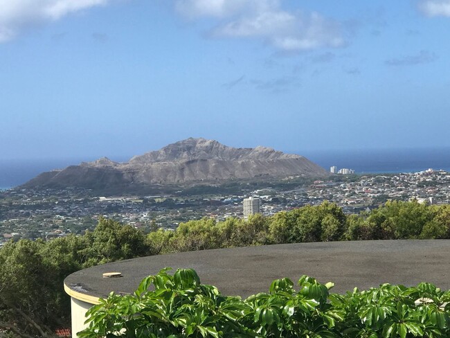 Building Photo - Waialae Iki, large family home 4 bedroom, ...