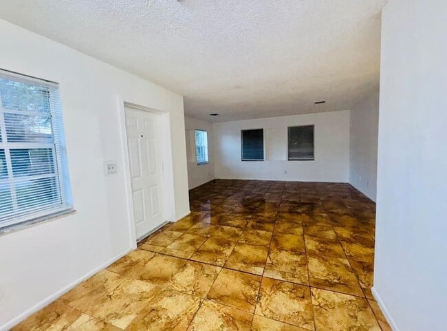 Foto del edificio - 2941 NW 9th Pl