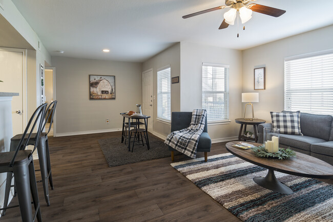 Sala de estar y cocina comedor - Trails of Sanger Apartments