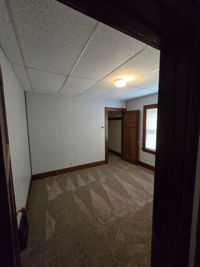 Building Photo - Nicely sized two bedroom home