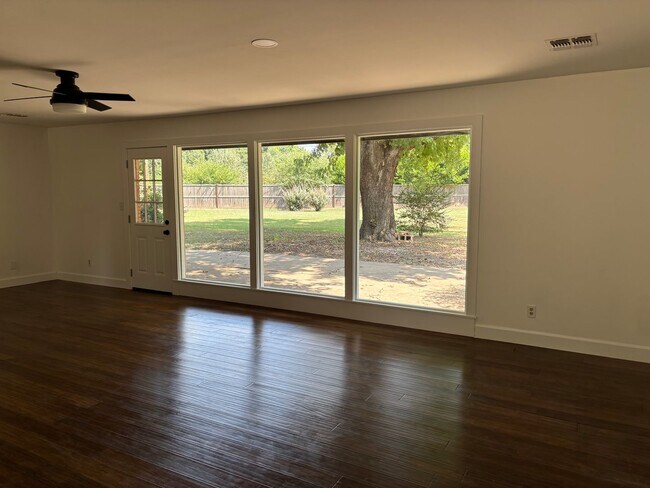 Foto del edificio - 121 Crestmont Ave