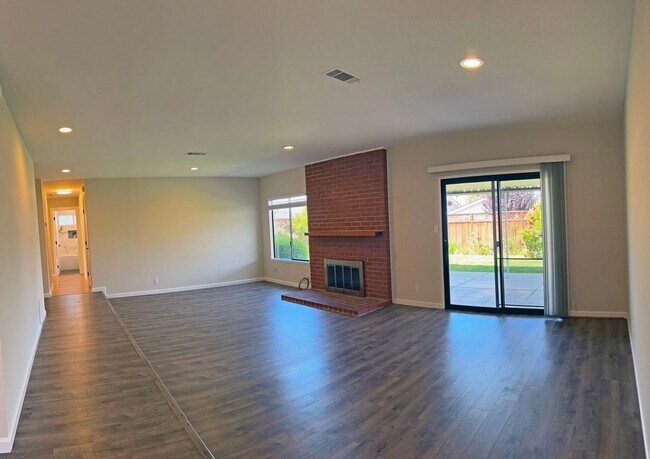 Foto del edificio - Beautiful Updated 3 Bedroom, 2 Bathroom Sa...