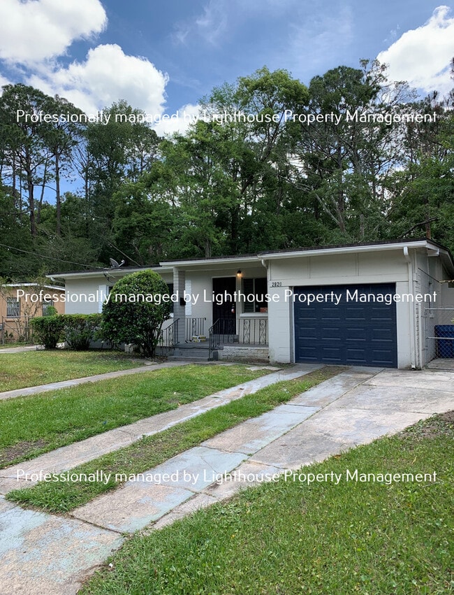 Building Photo - 2820 Begonia Rd